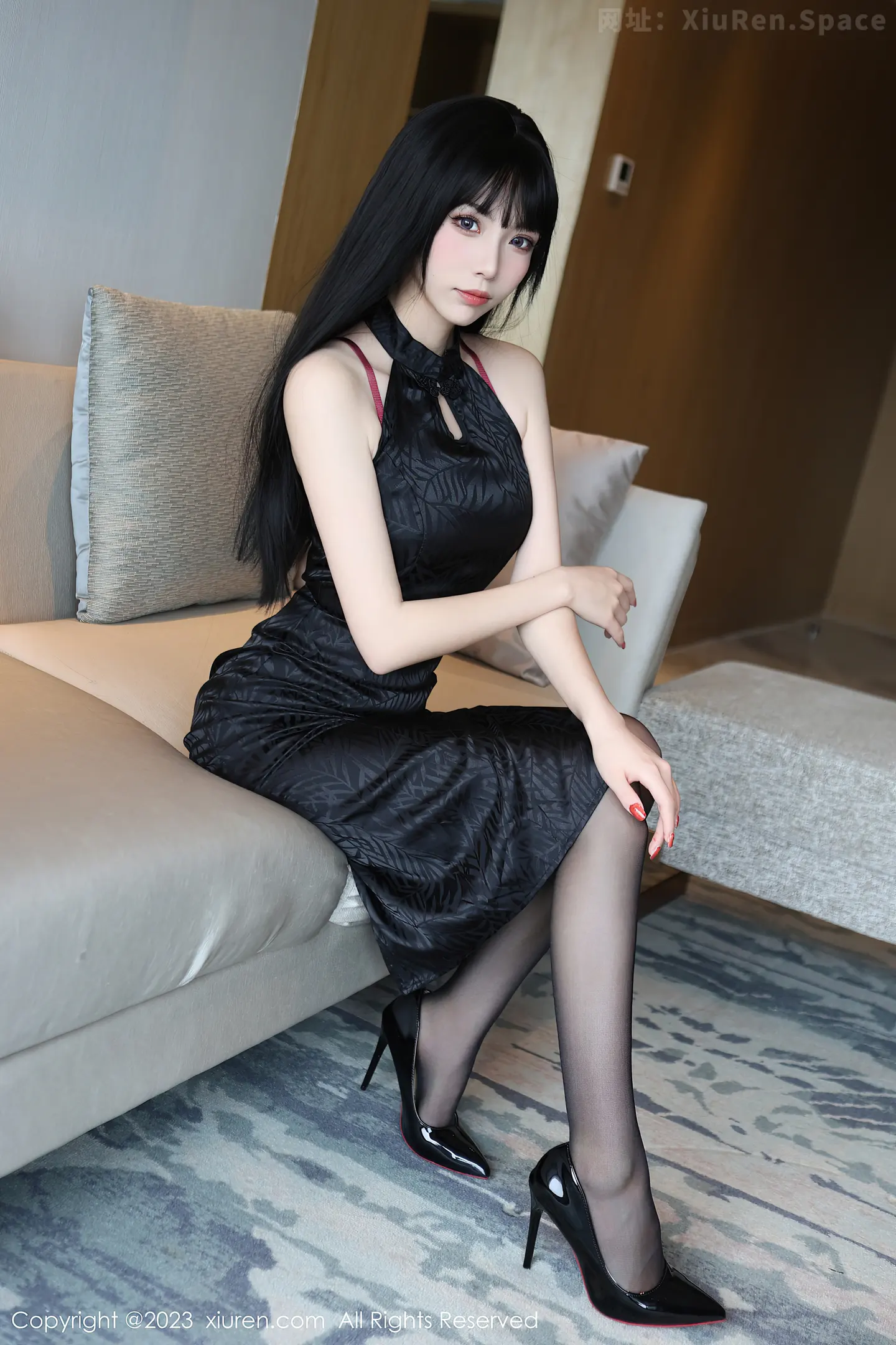 图片[2]-[XiuRen秀人网]2023.02.28 VOL.6333 王婉悠Queen 快餐店大胆拍摄 黑色情趣内衣加黑丝美腿性感私房写真集-秀人网官方网站